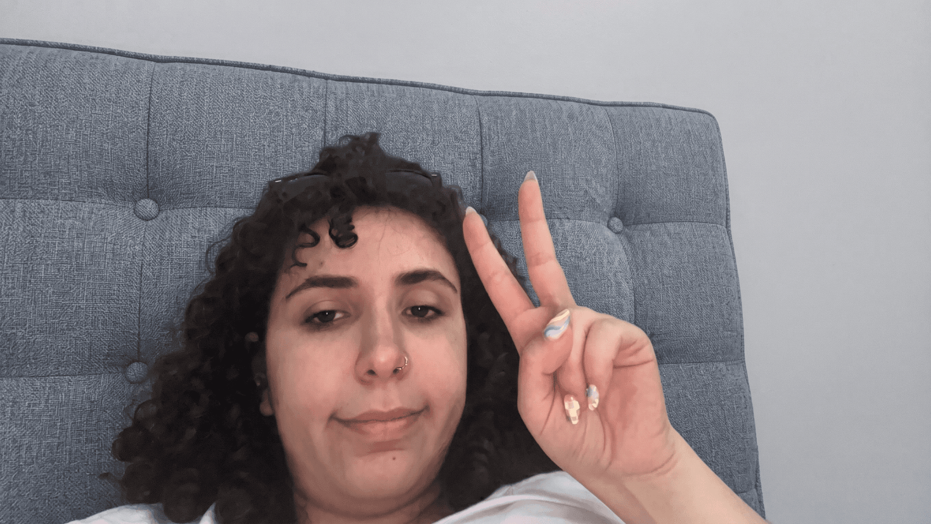Celine umarmt das Sofa, das sie transportieren möchte