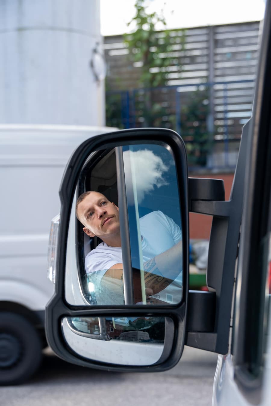 Fahrer am Steuer nutzt die MUVN App unterwegs