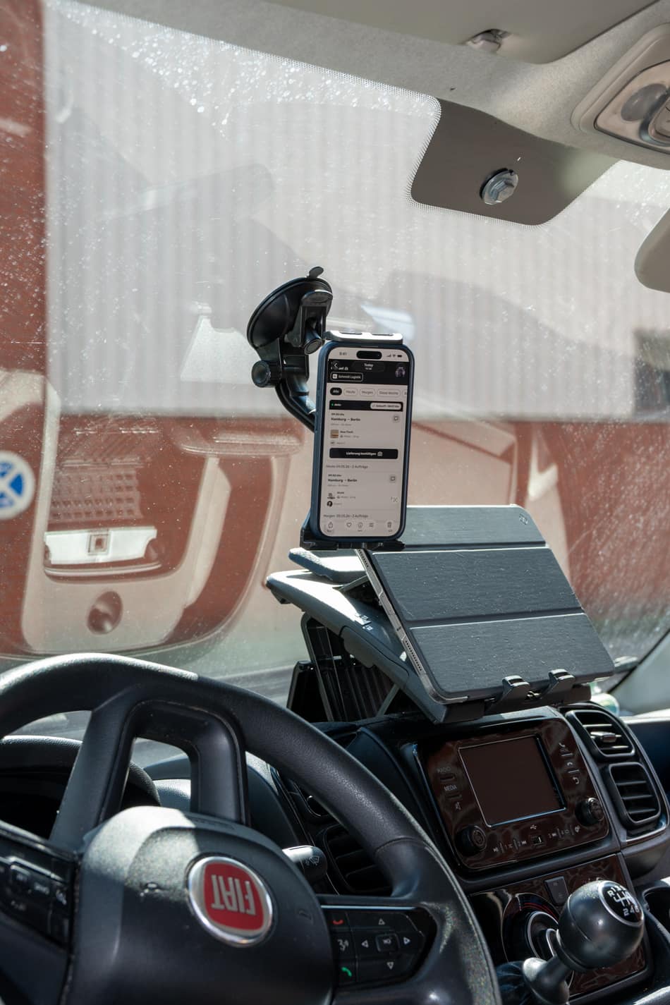 Fahrer übernimmt eine Sendung von einer Verkäuferin