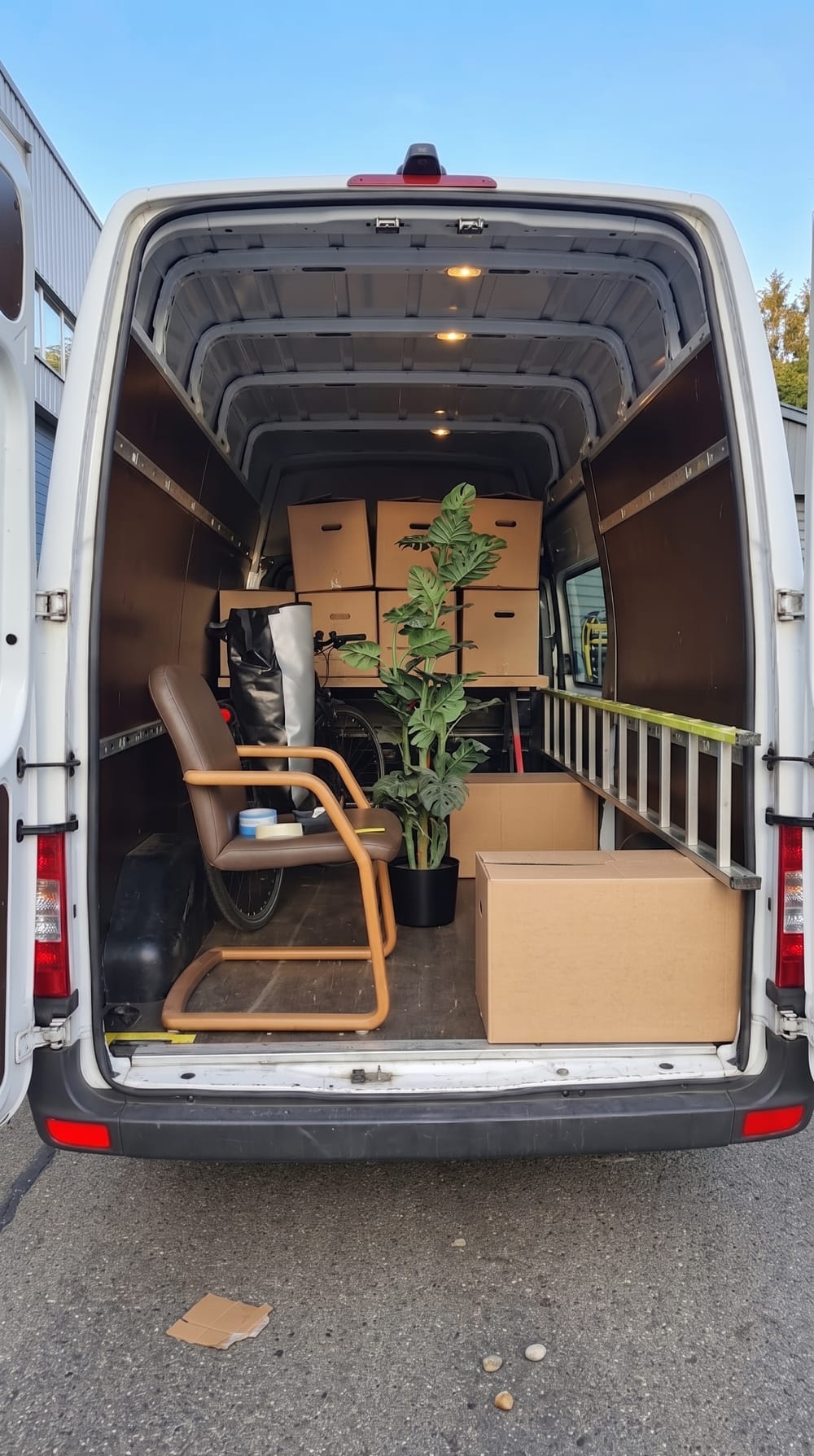 Übergabe einer Sendung zwischen Verkäuferin und Fahrer