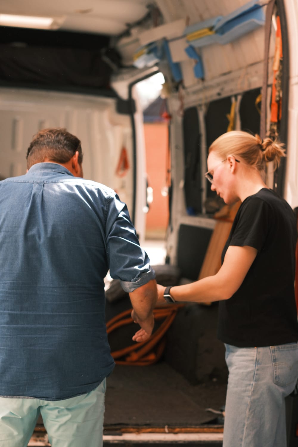 Zwei Personen verladen Zimmerpflanzen in einen Kombi
