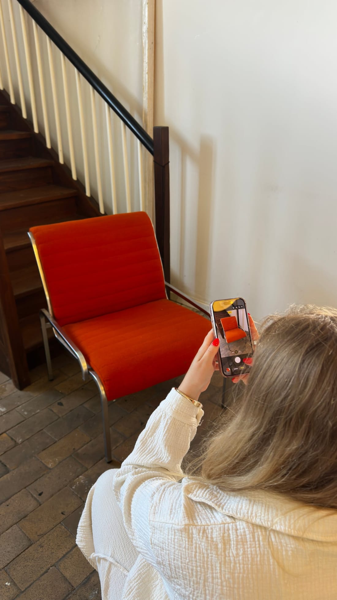 Ein Sessel wird mit dem Smartphone fotografiert