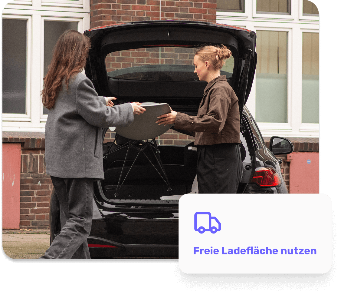 Person packt Möbel in ein Auto – freie Ladefläche wird genutzt.